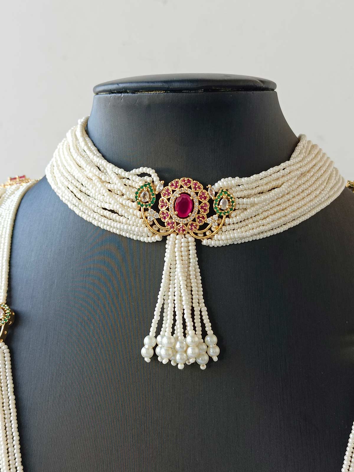 Luxurious women's Pearl and Gold Jewelry Set