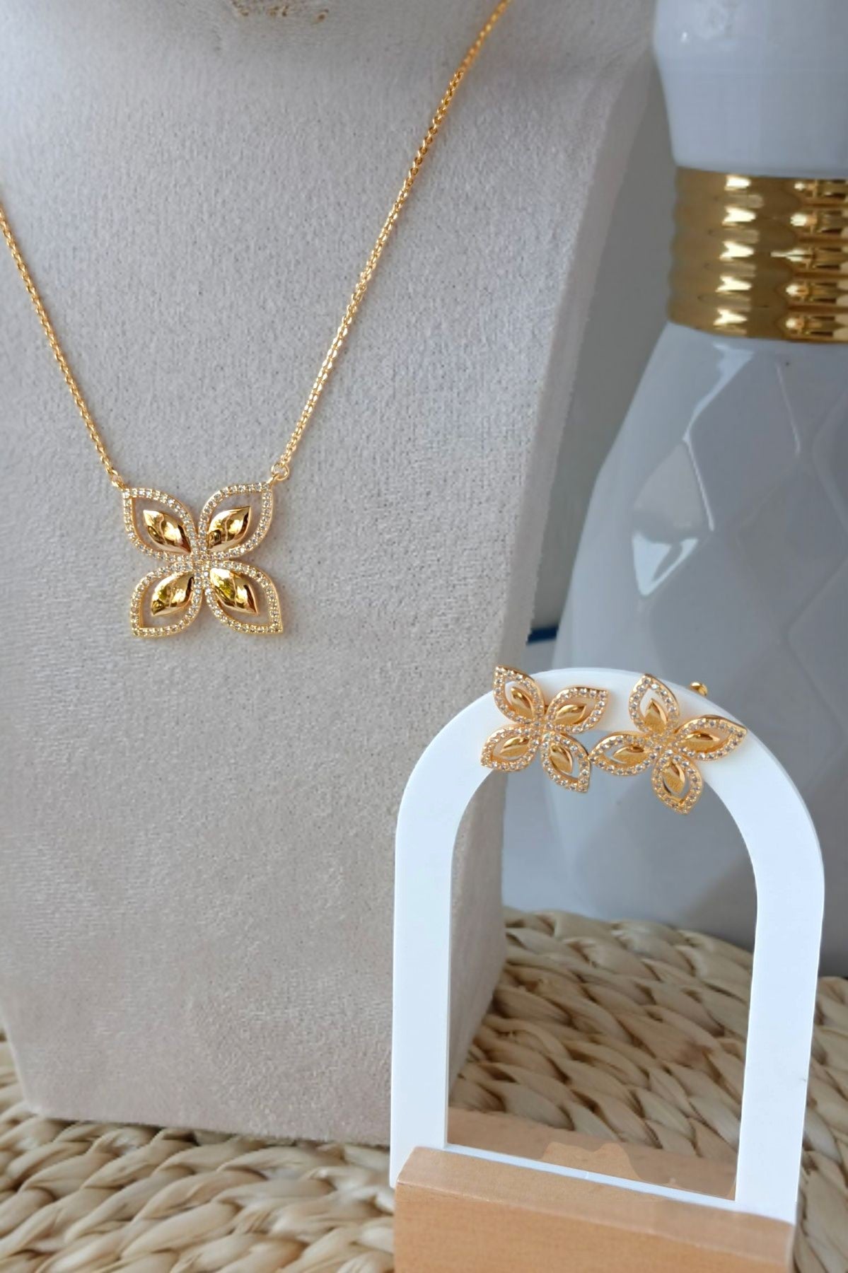 golden Zahrah Pendant Set