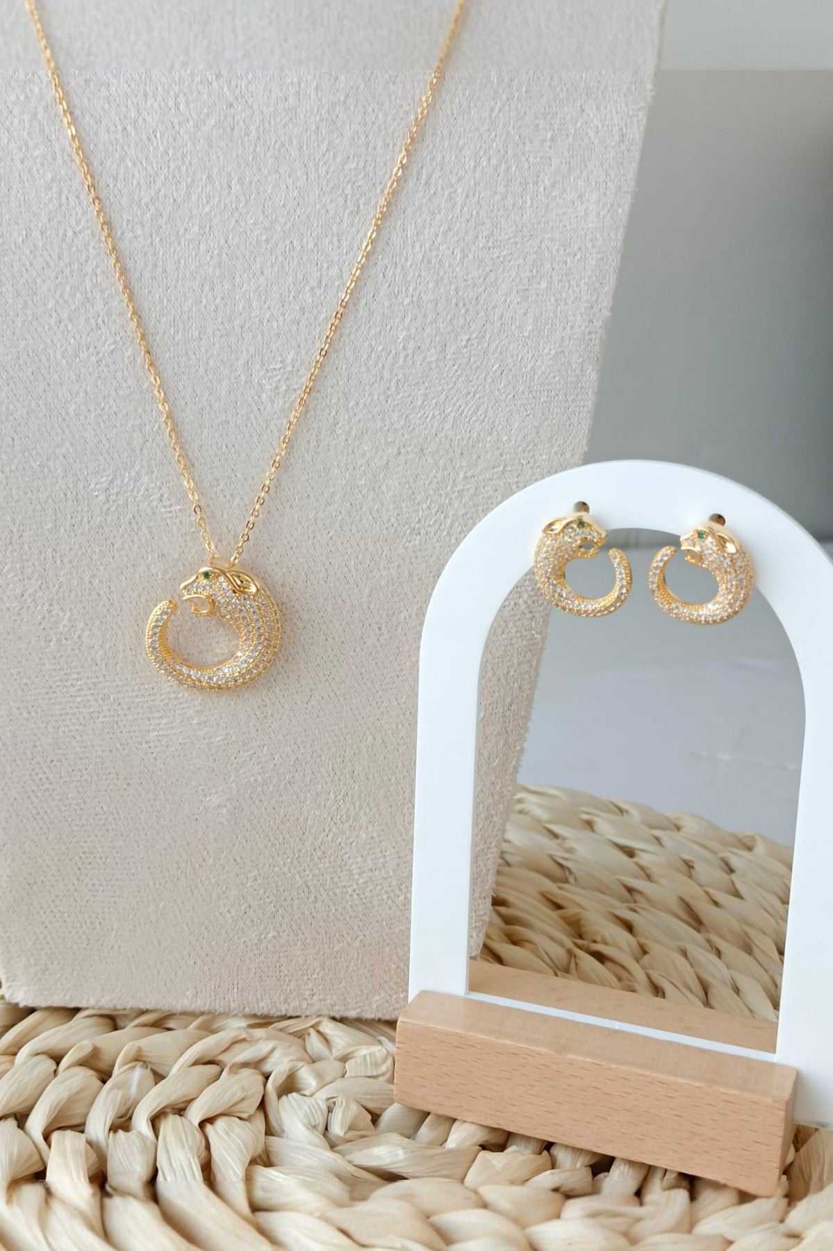 Golden pendant set