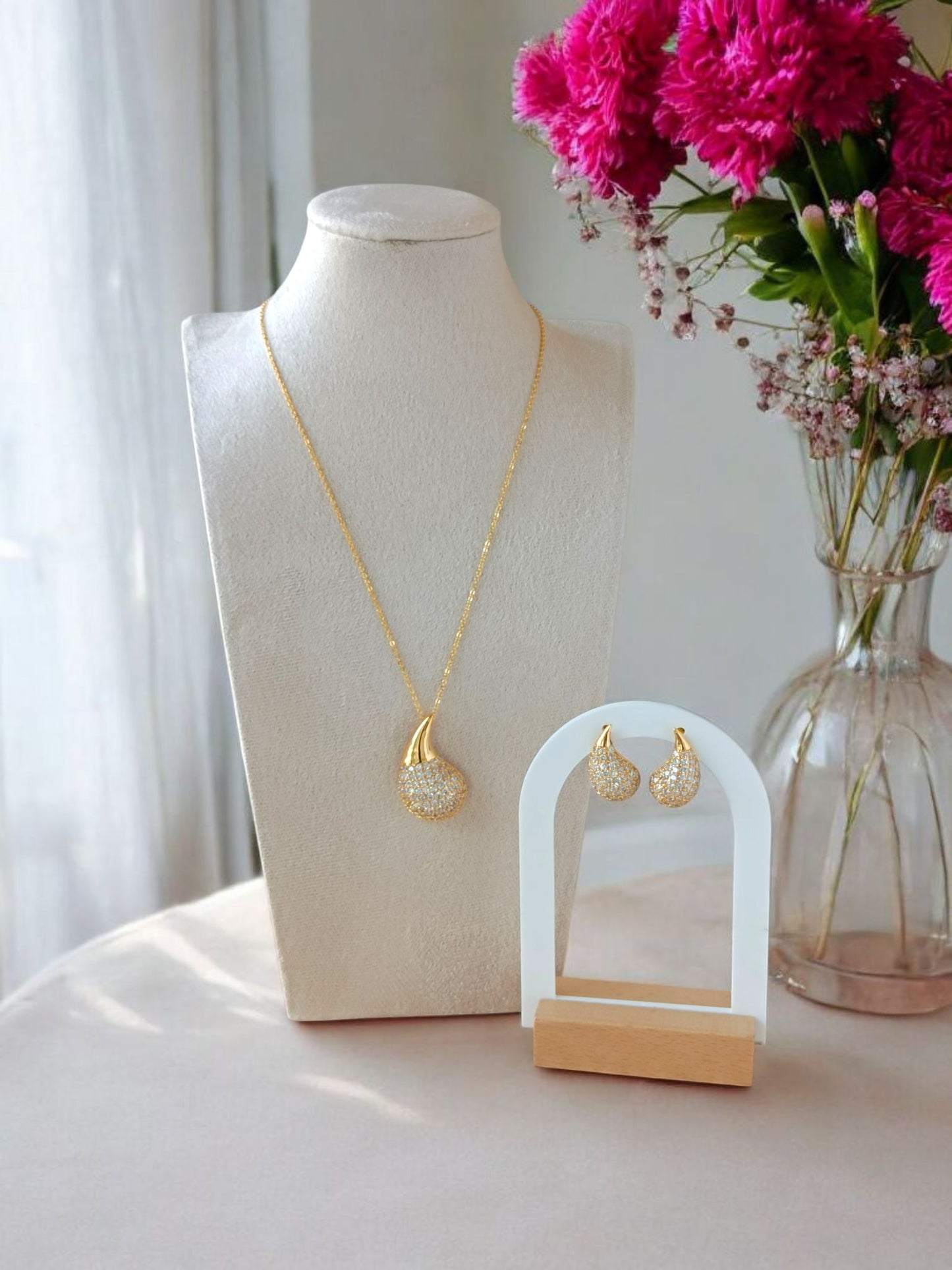 Midha pendant set in Golden