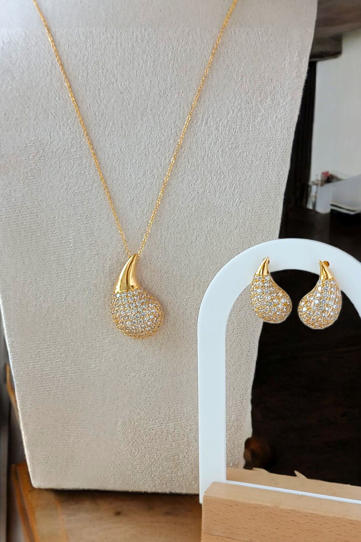 Midha pendant set in Golden