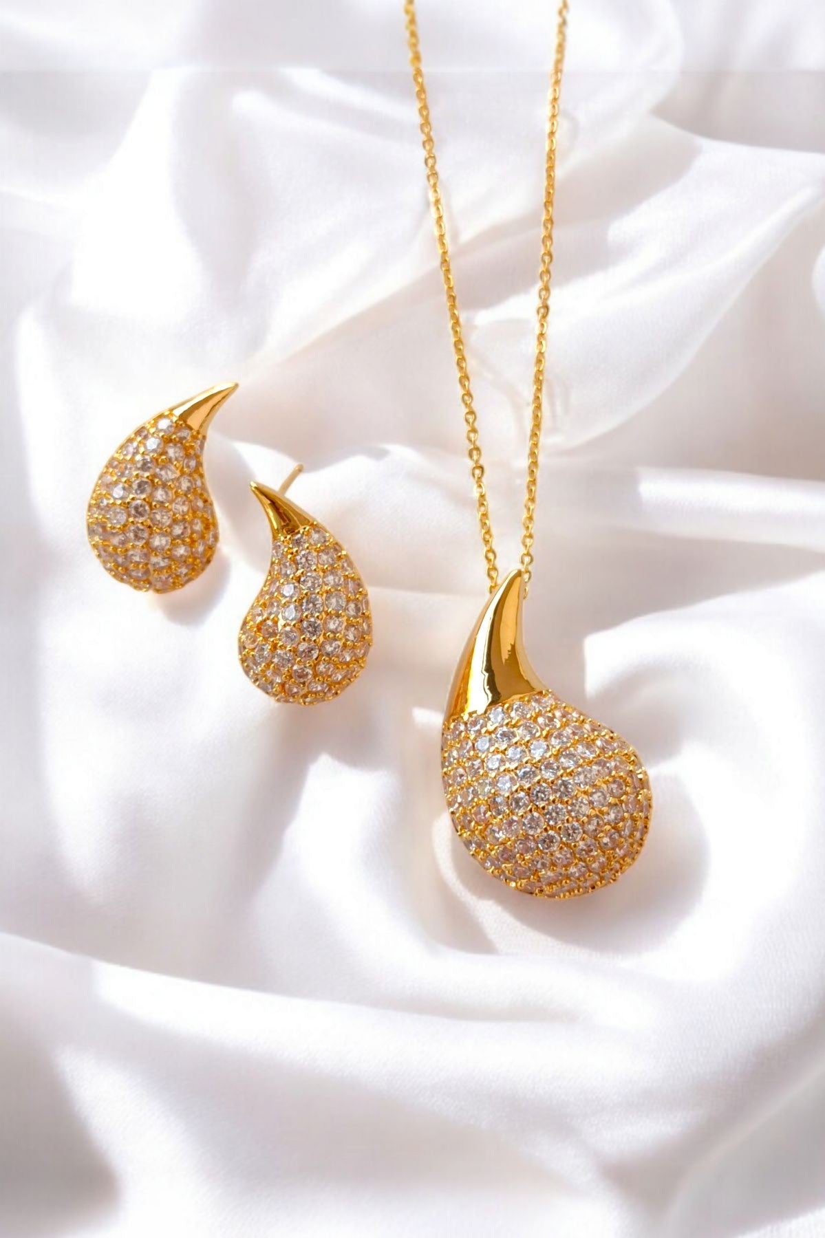 Midha pendant set in Golden