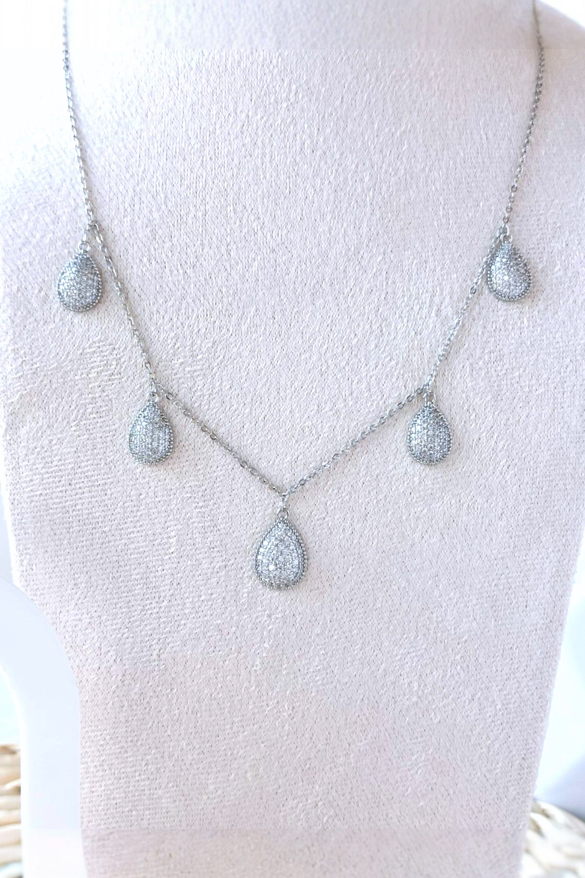 Raisa pendant set in Silver