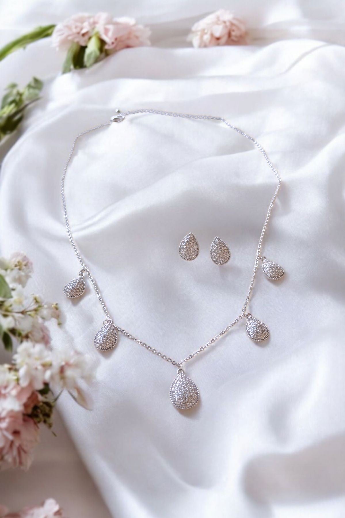 Raisa pendant set in Silver