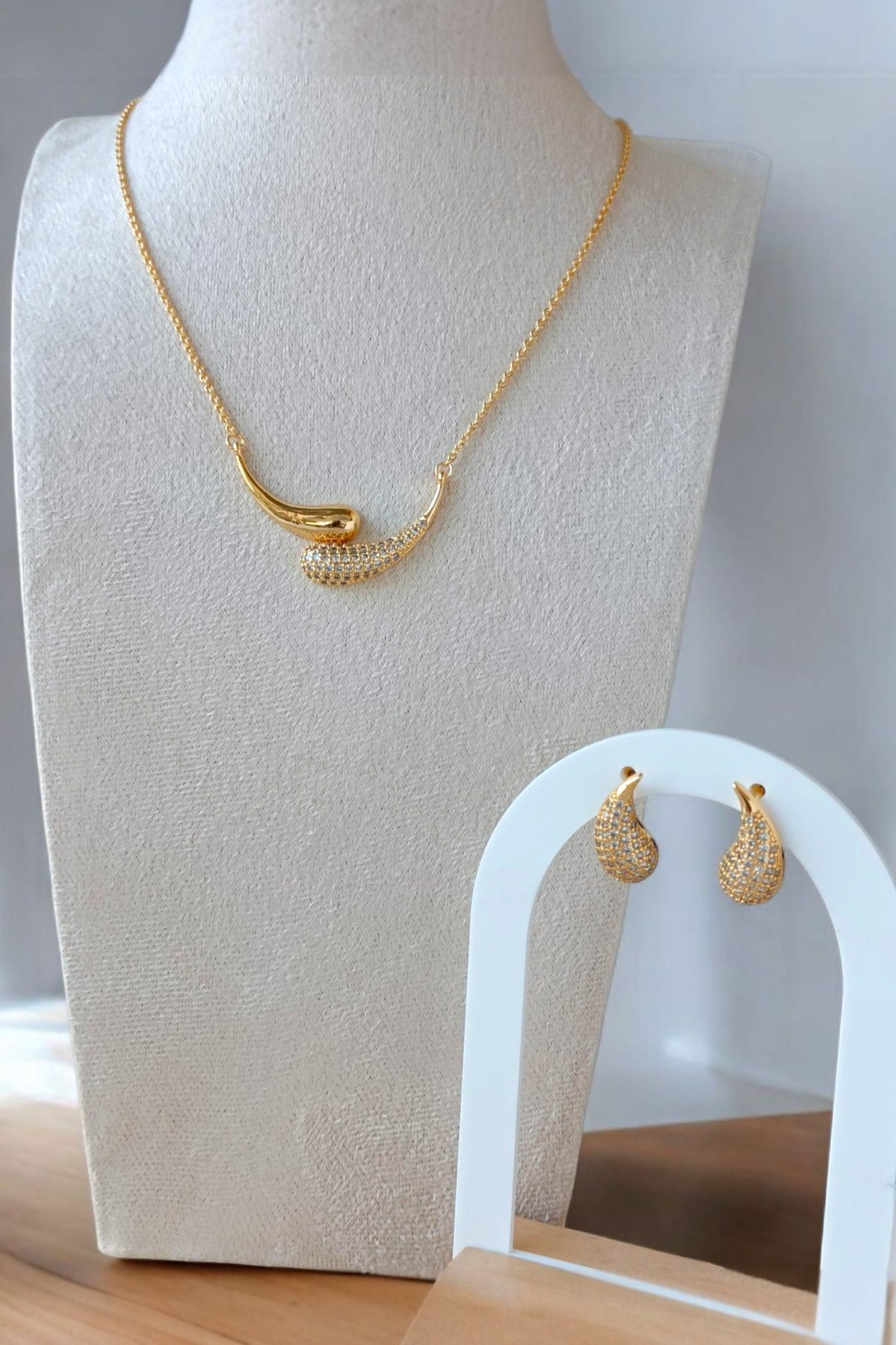 Janan pendant set in Golden
