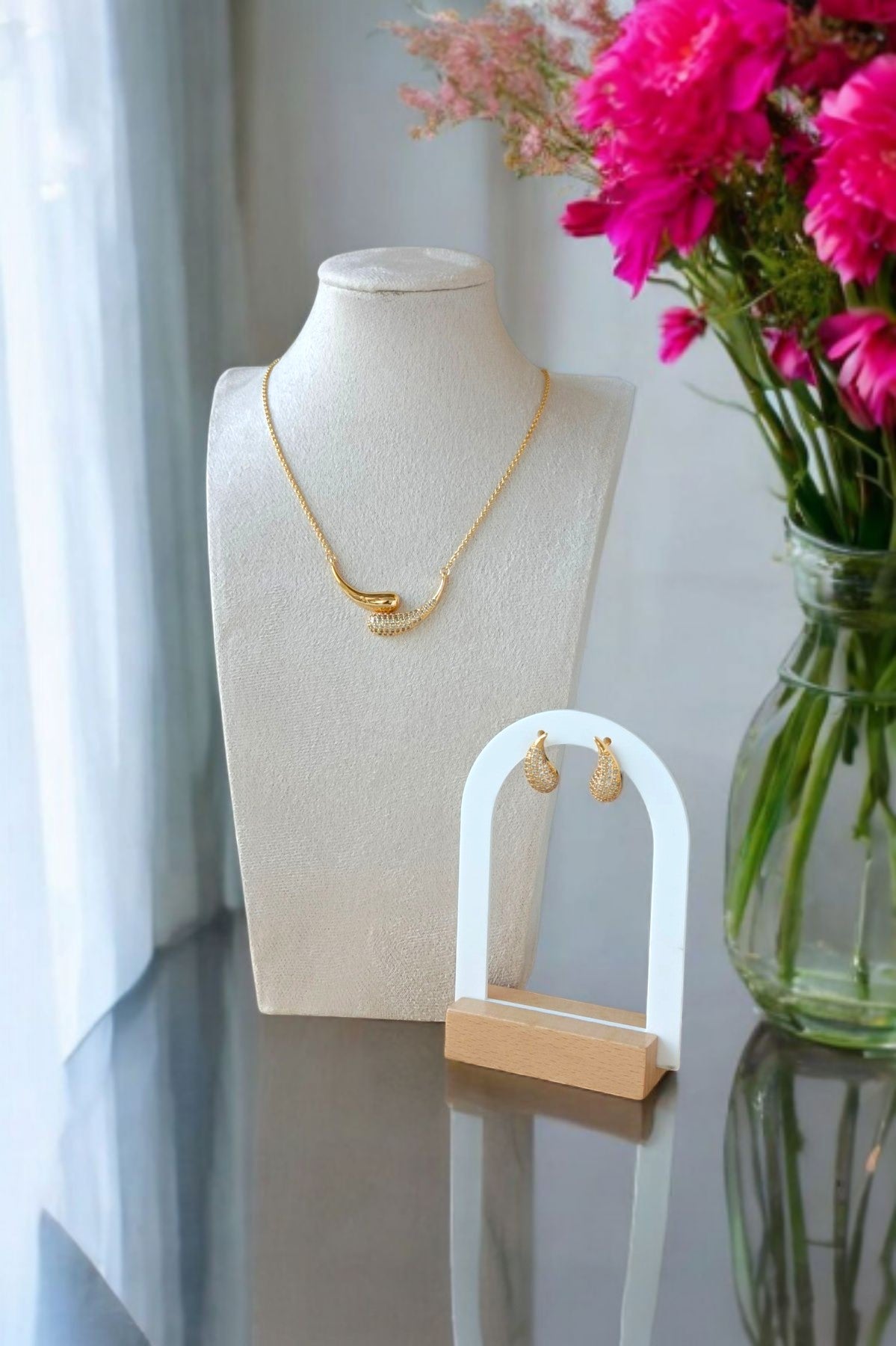 Janan pendant set in Golden