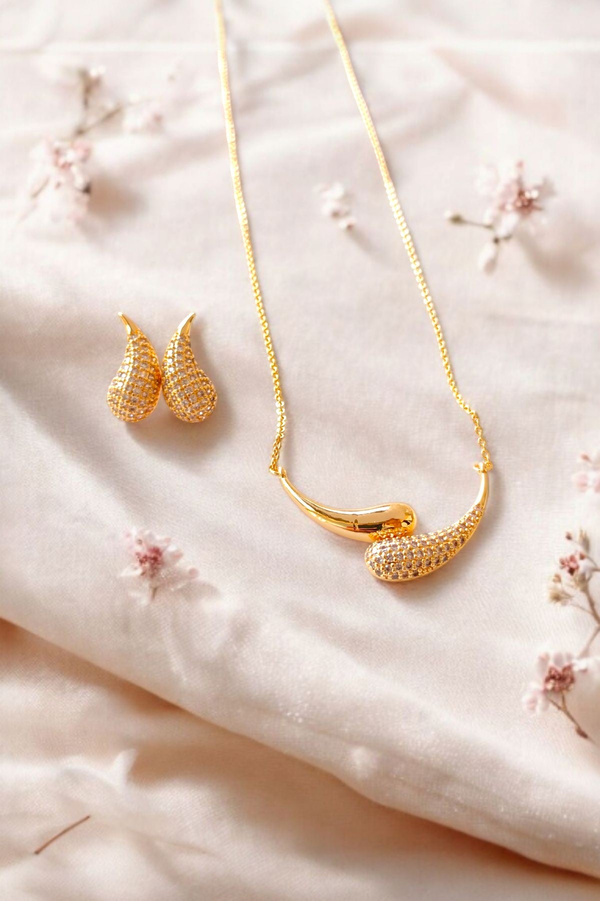 Janan pendant set in Golden
