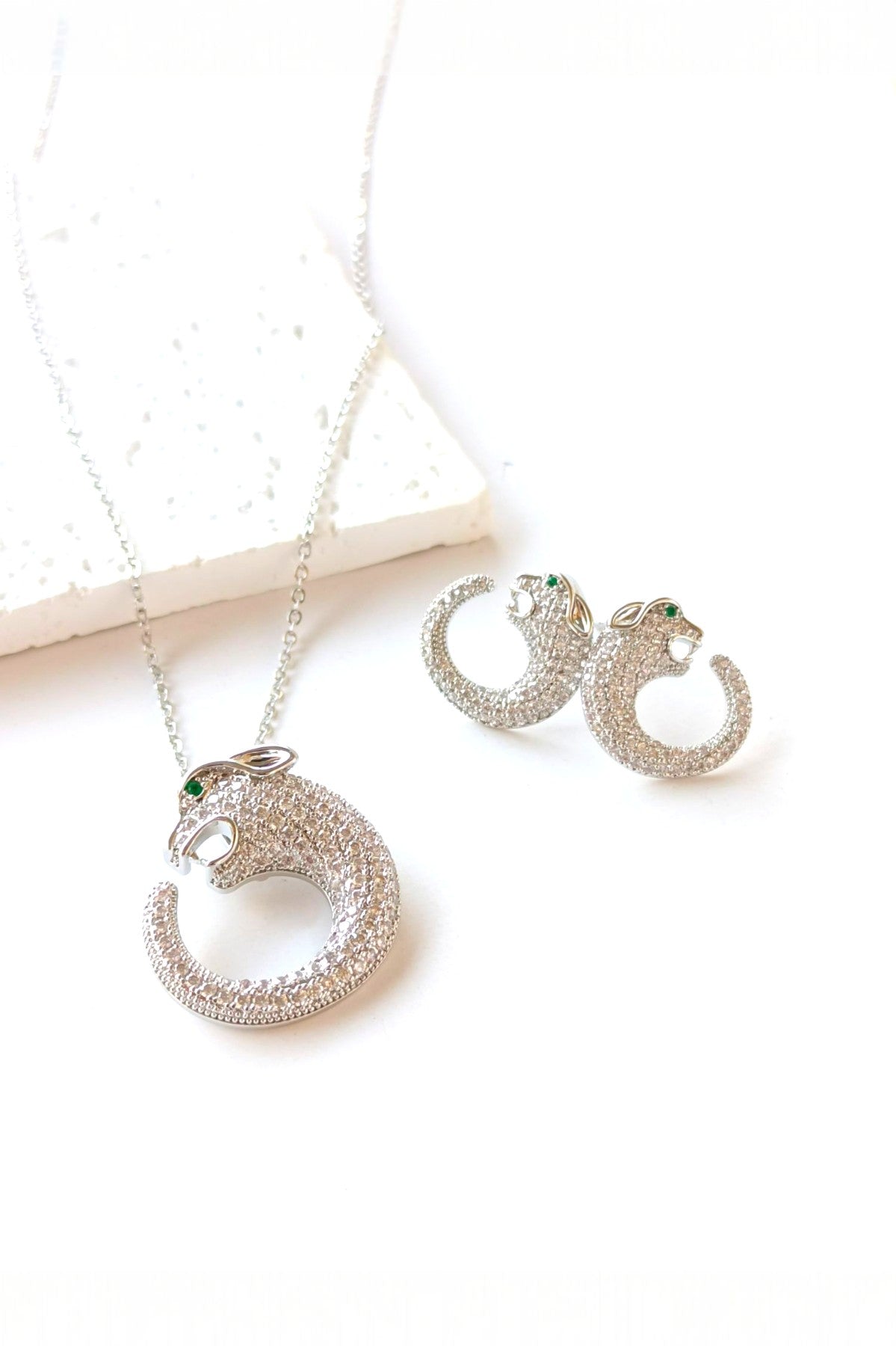 Hanan jaguar pendant set in Silver