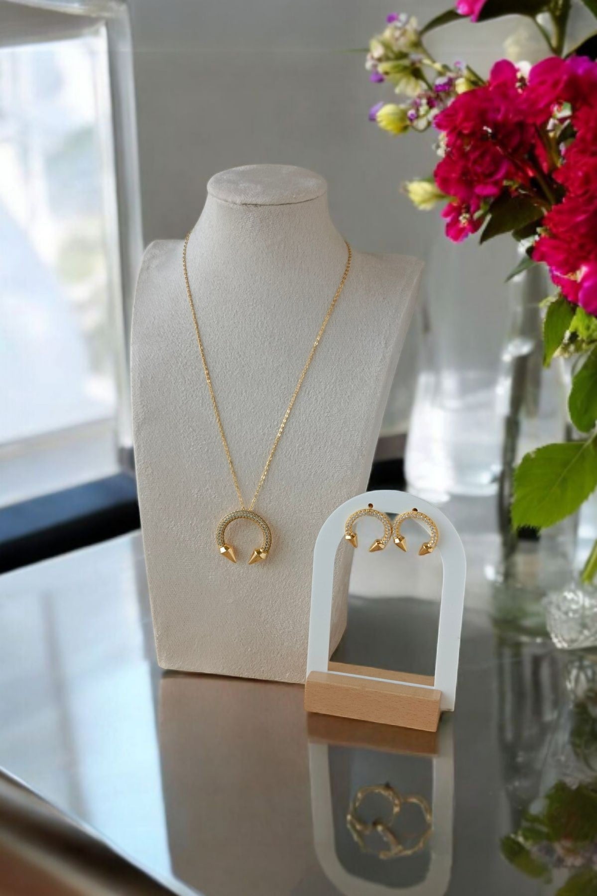 Hadiya pendant set in Golden