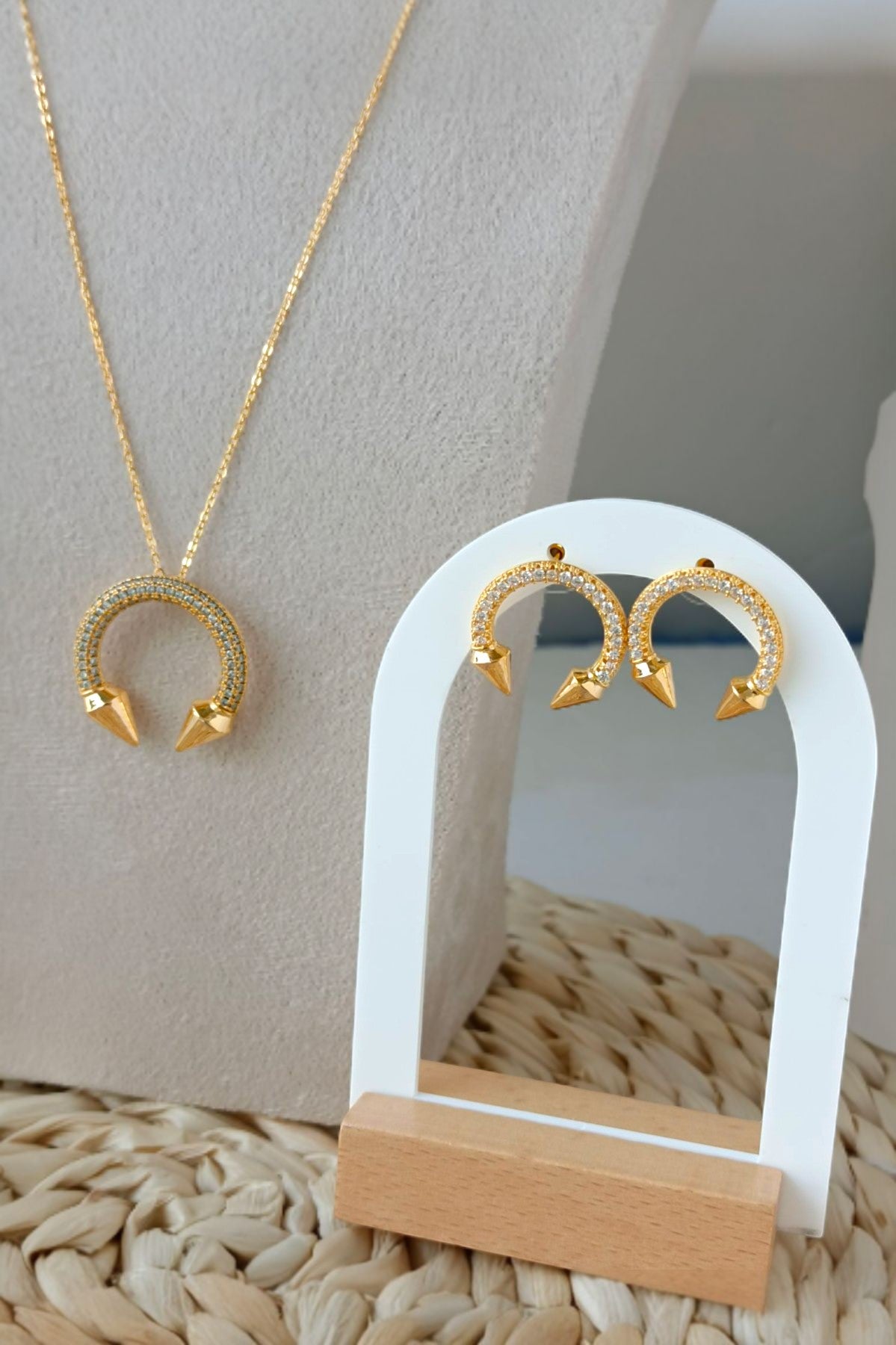 Hadiya pendant set in Golden
