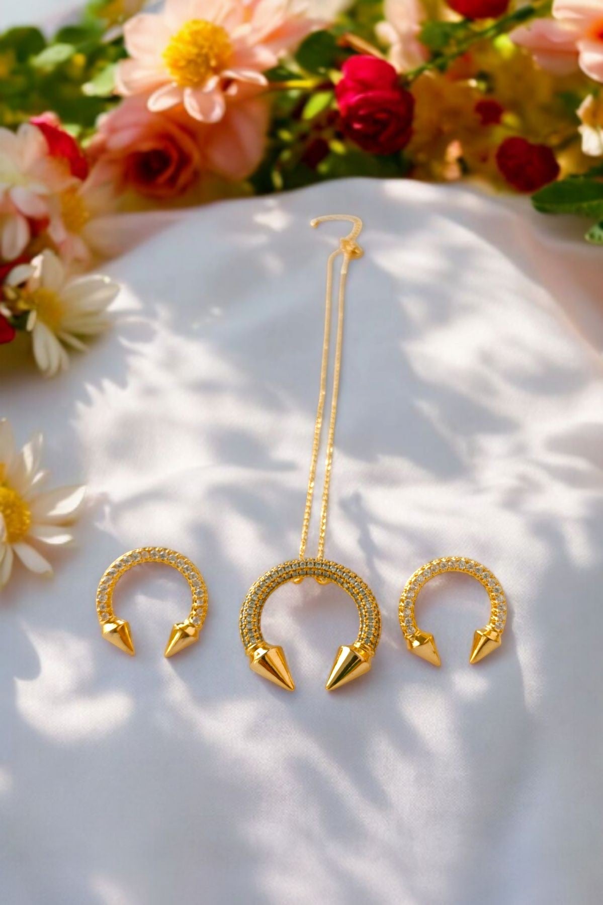 Hadiya pendant set in Golden