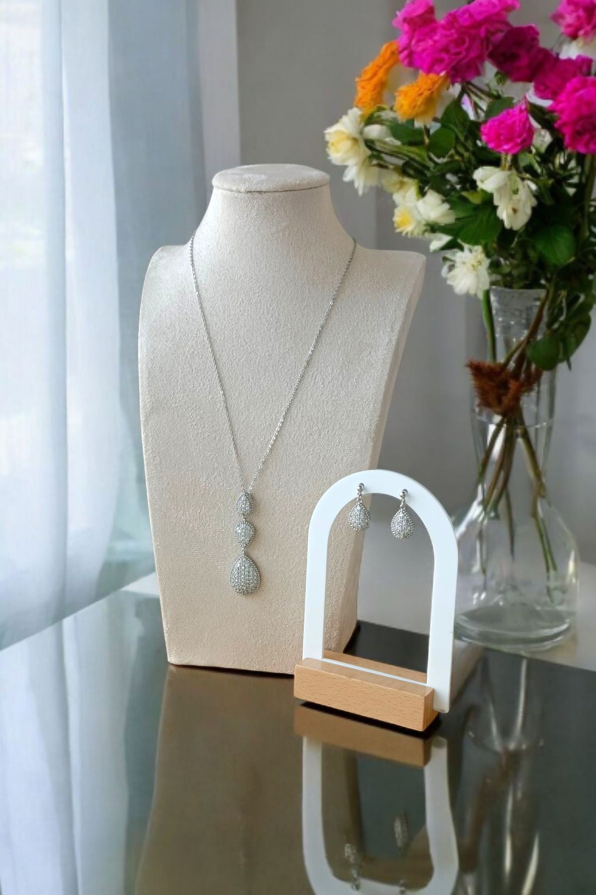Tasneem tear drop pendant set in silver