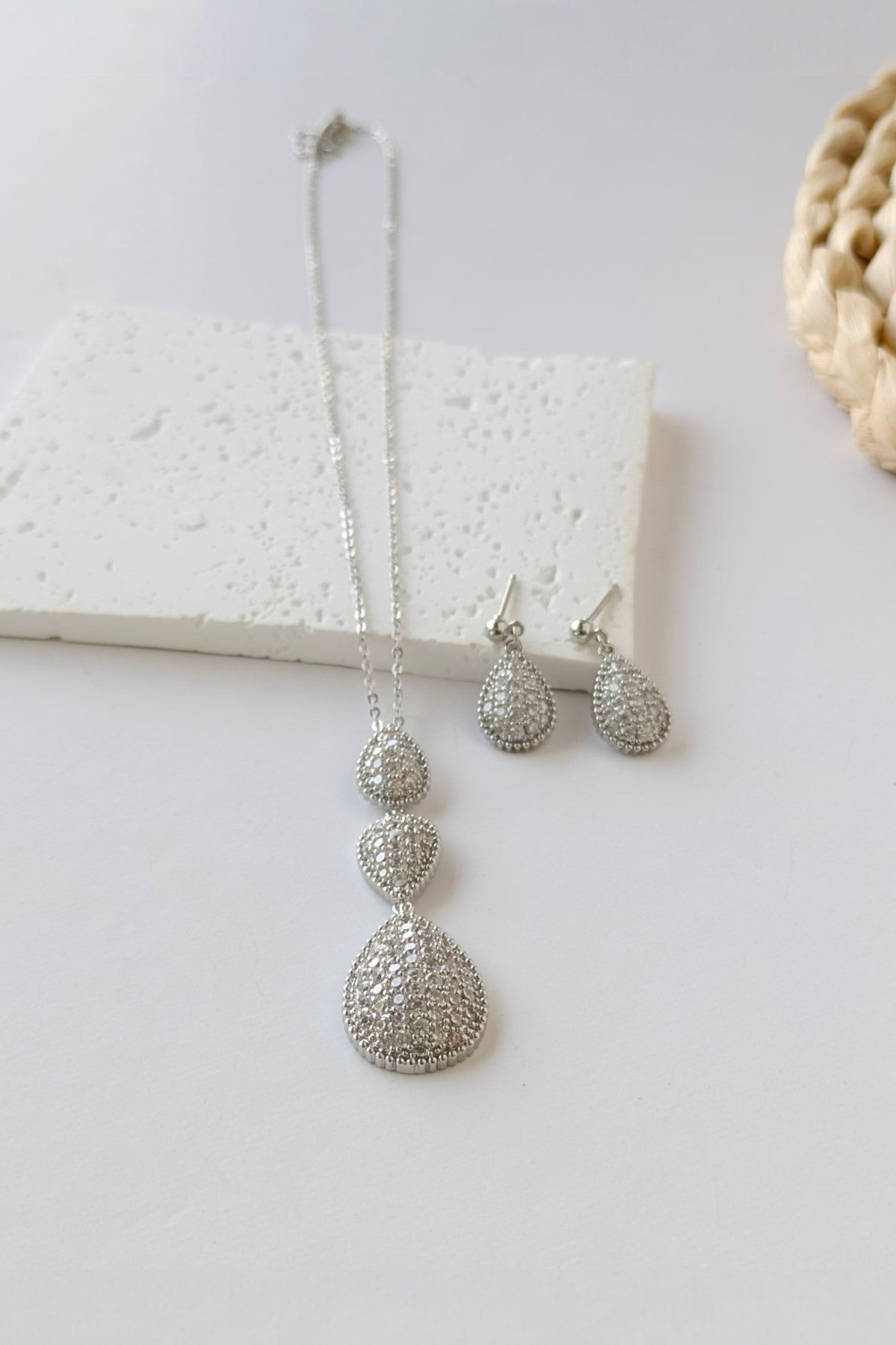 Tasneem tear drop pendant set in silver