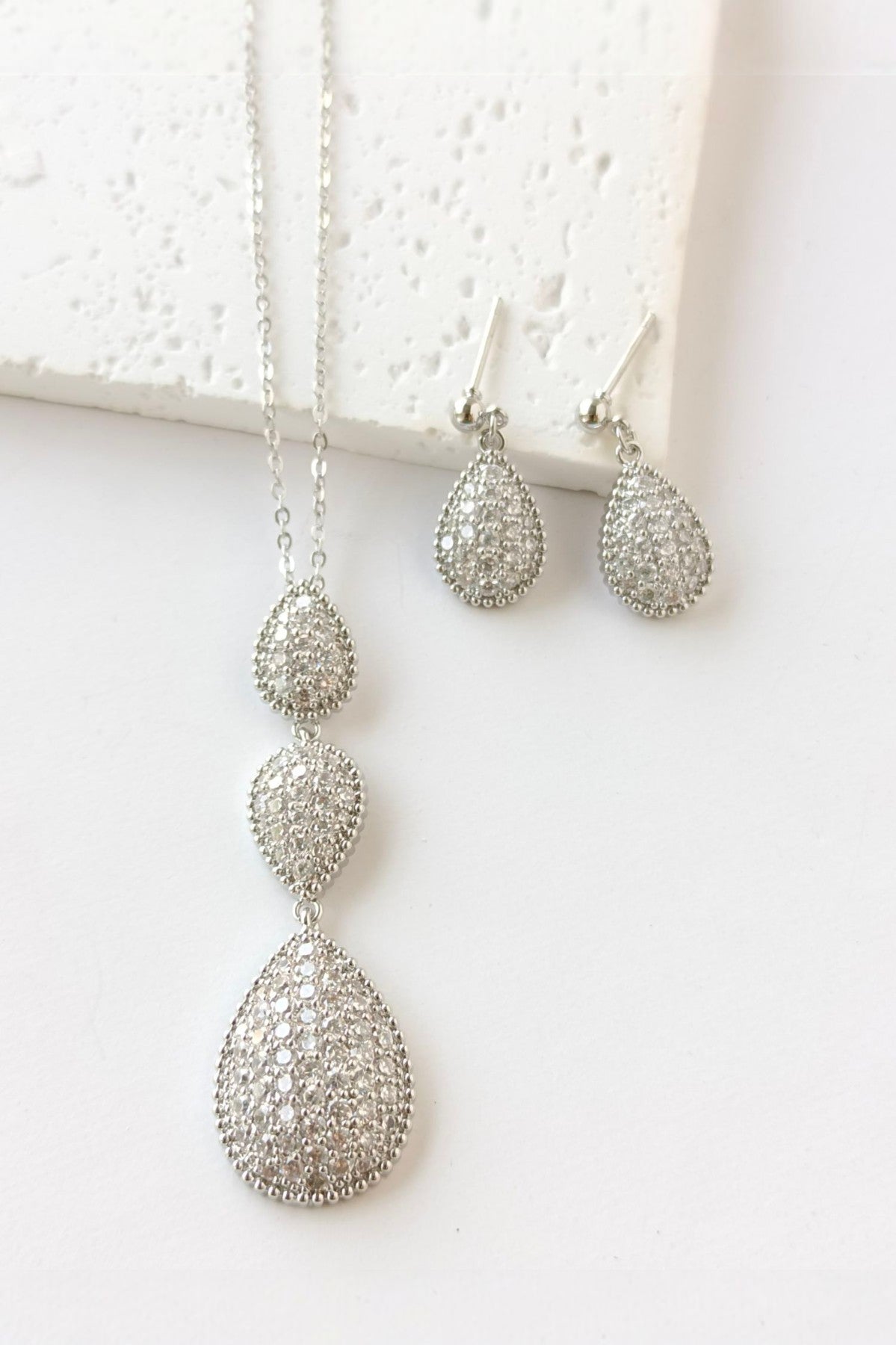 Tasneem tear drop pendant set in silver