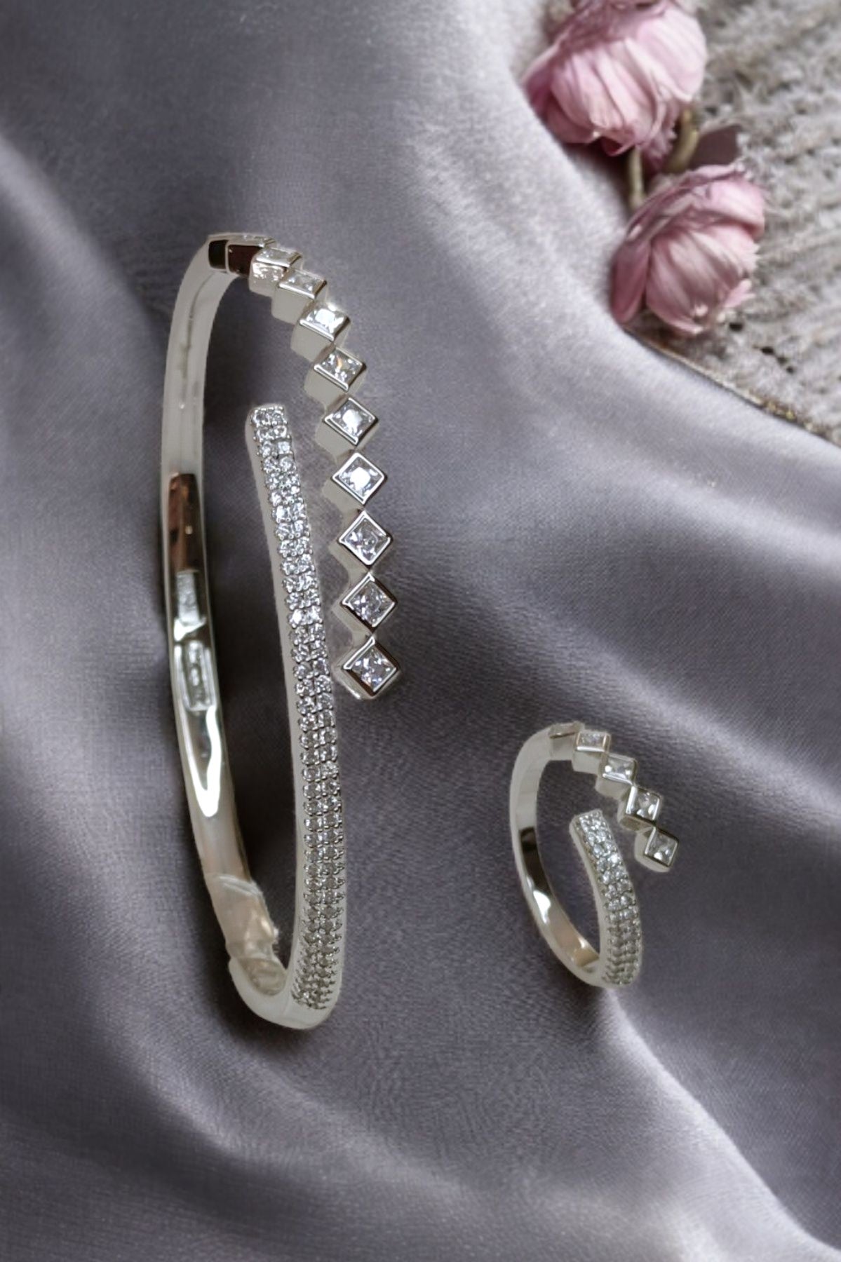 Farida Bracelet with ring in silver