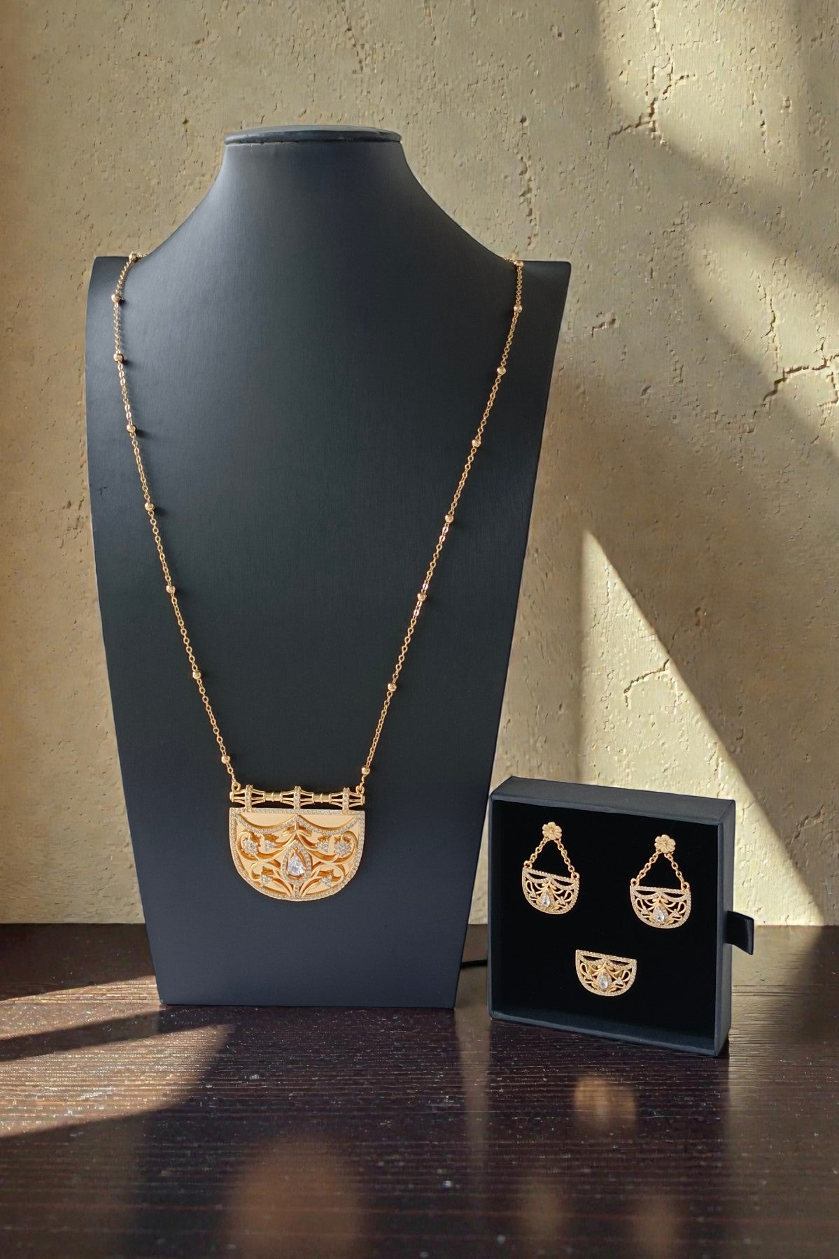 Saliha Necklace Set in Golden