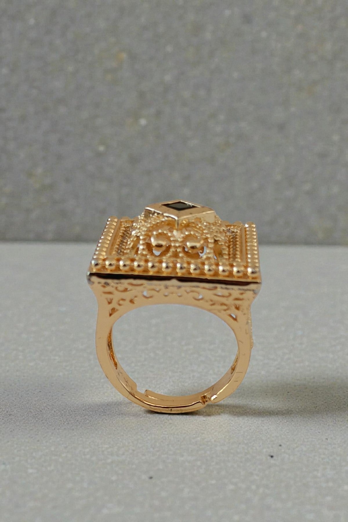 Alia square adjustable ring in black