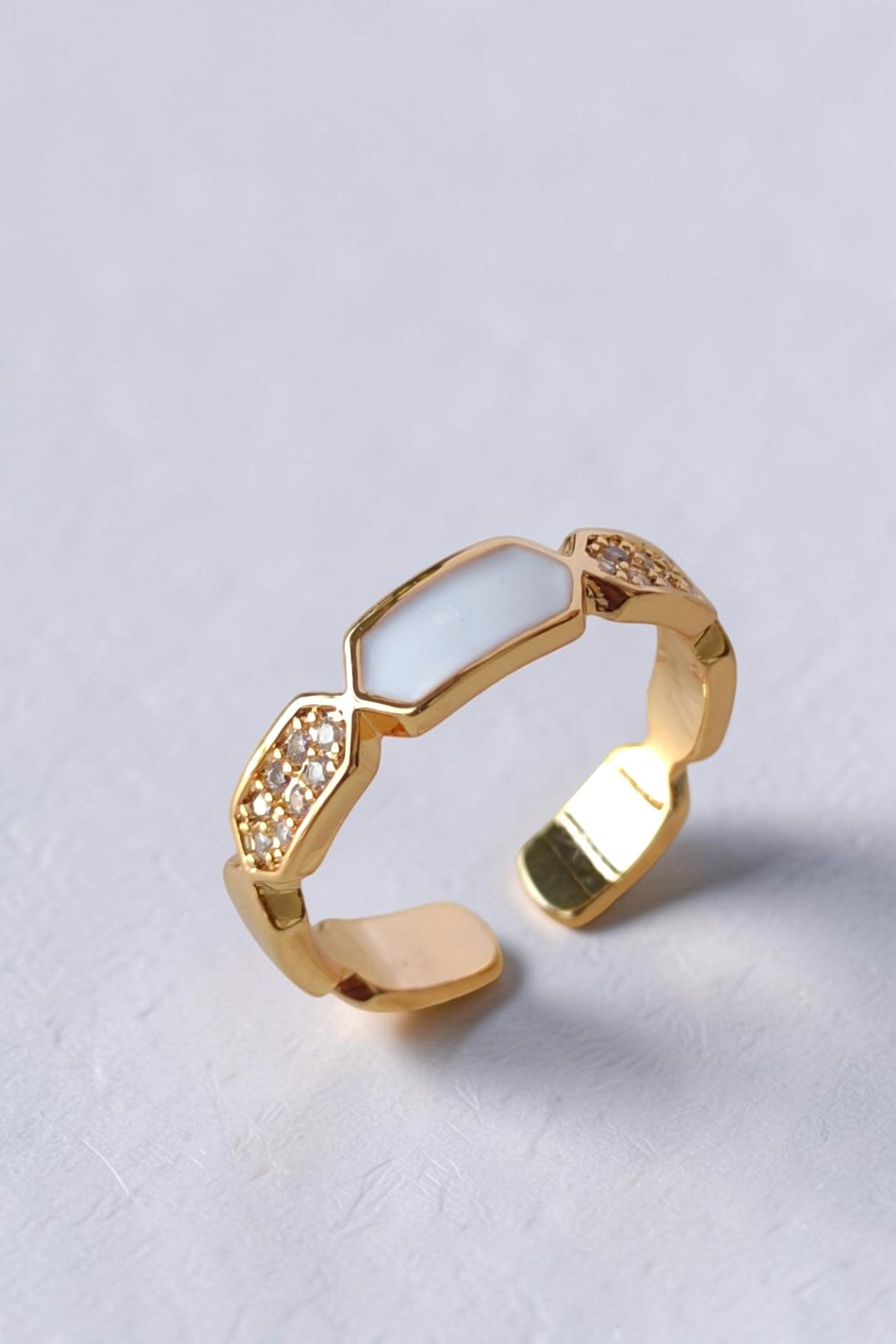 Hadil adjustable ring in golden