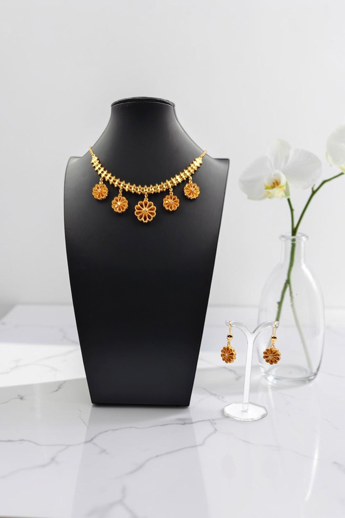 Kayla Golden Pendant Necklace Set