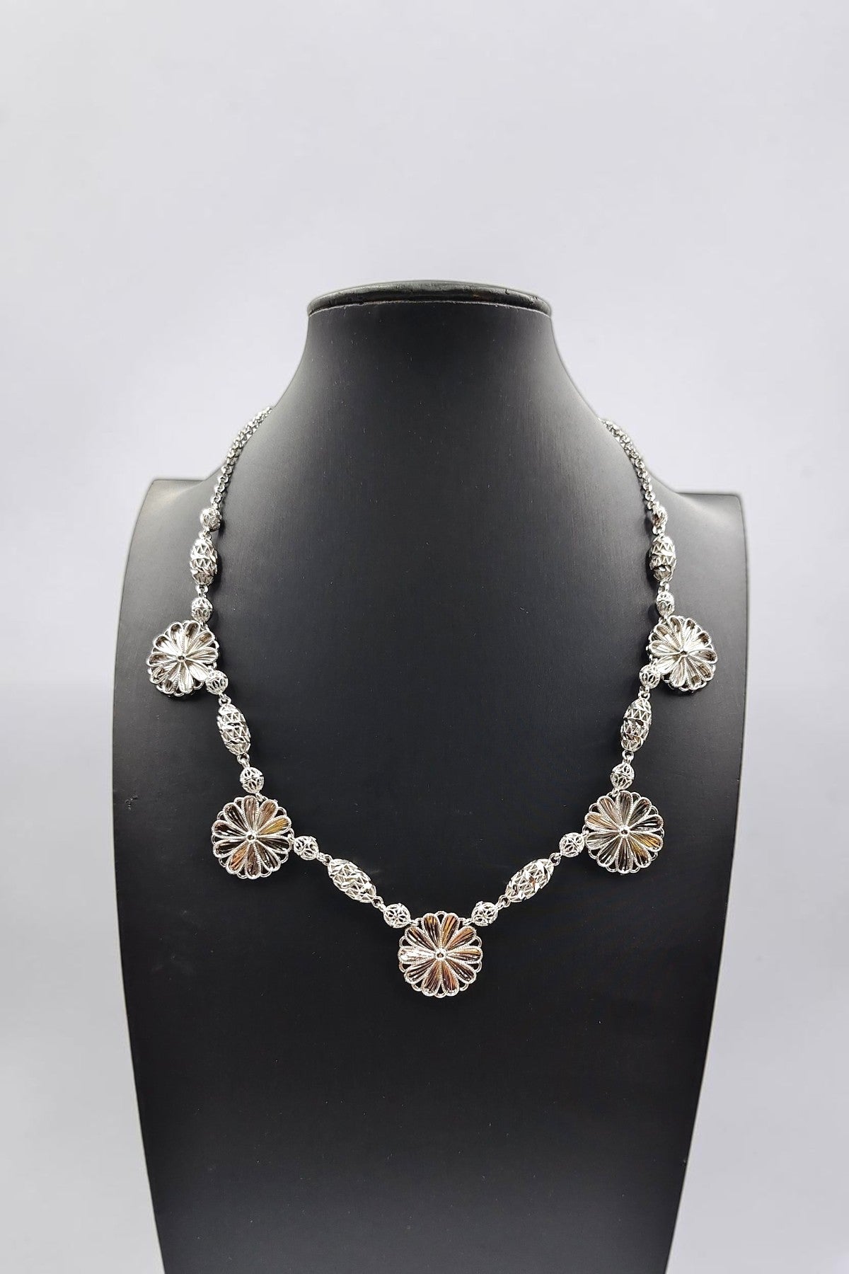 Munira Silver Pendant Necklace Set