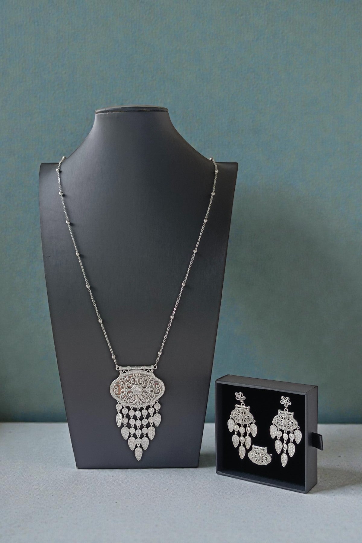 Shatha Necklace Set in Silver