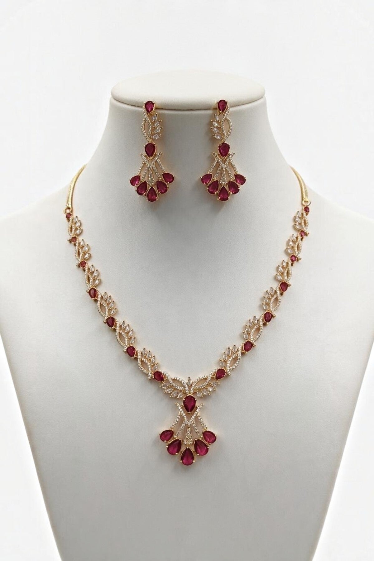 Suhana Victorian Necklace Set