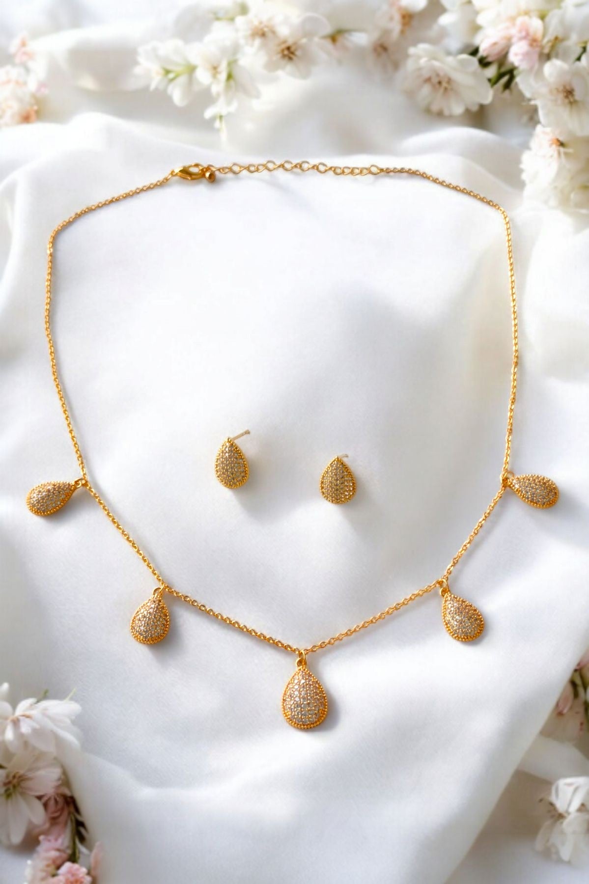 raisa golden pendant set