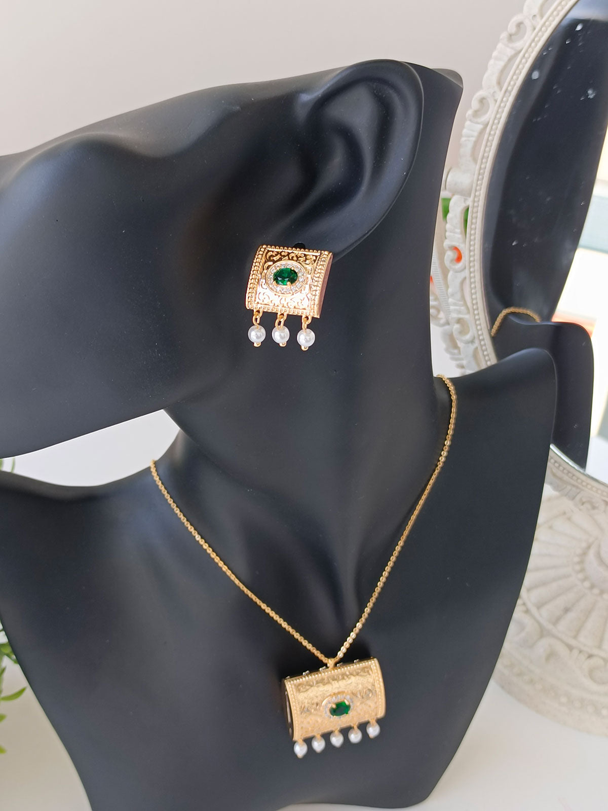 Simple gold necklace
