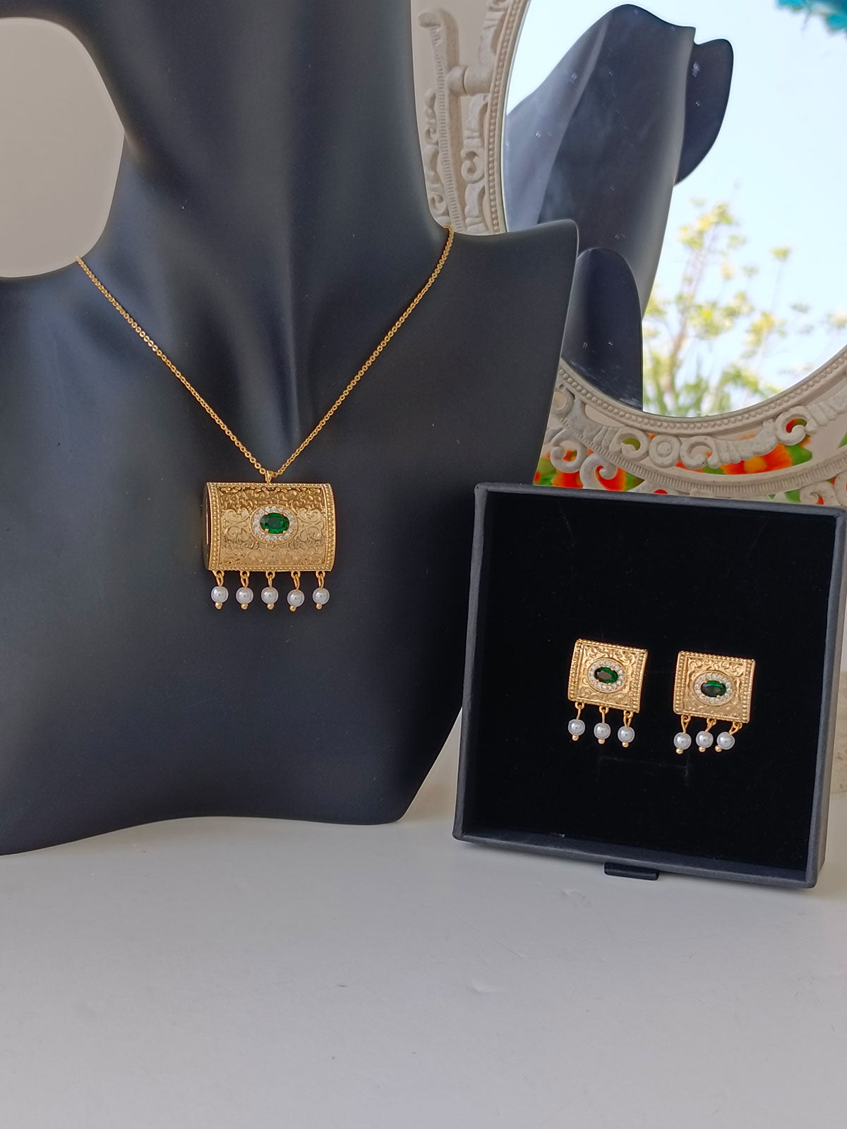 Traditional necklace set