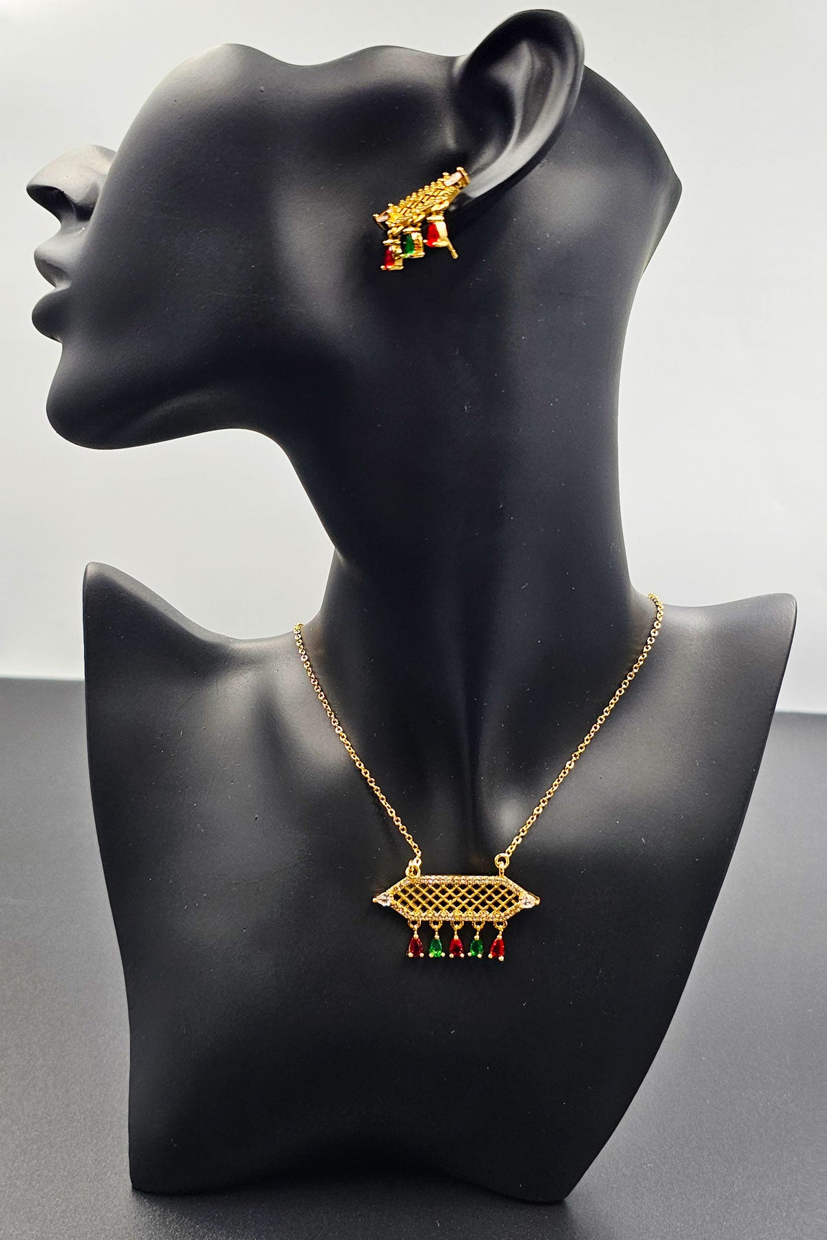 Beautiful arabian style pendant set