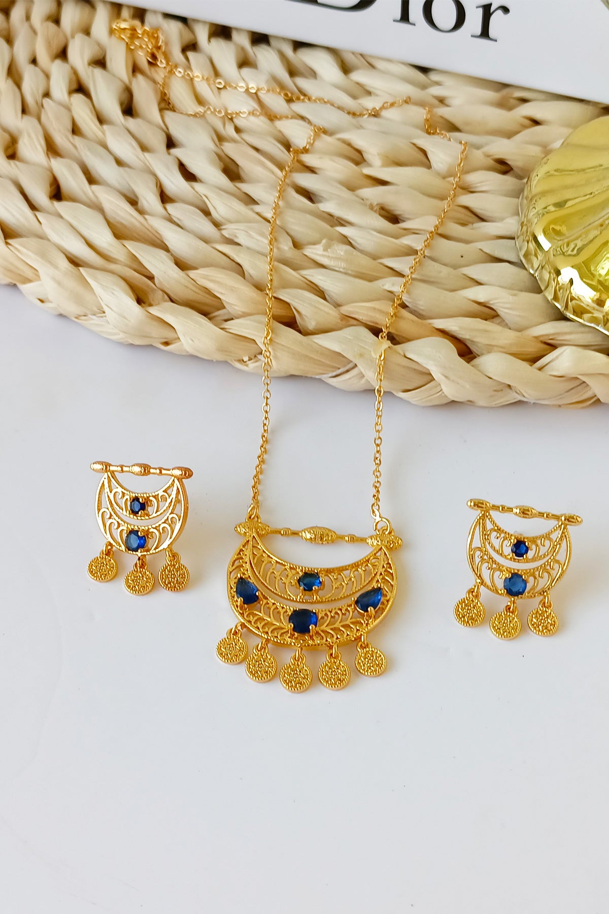 Hilal Pendant Set