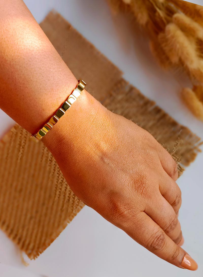 Beautiful brick bracelet in gold