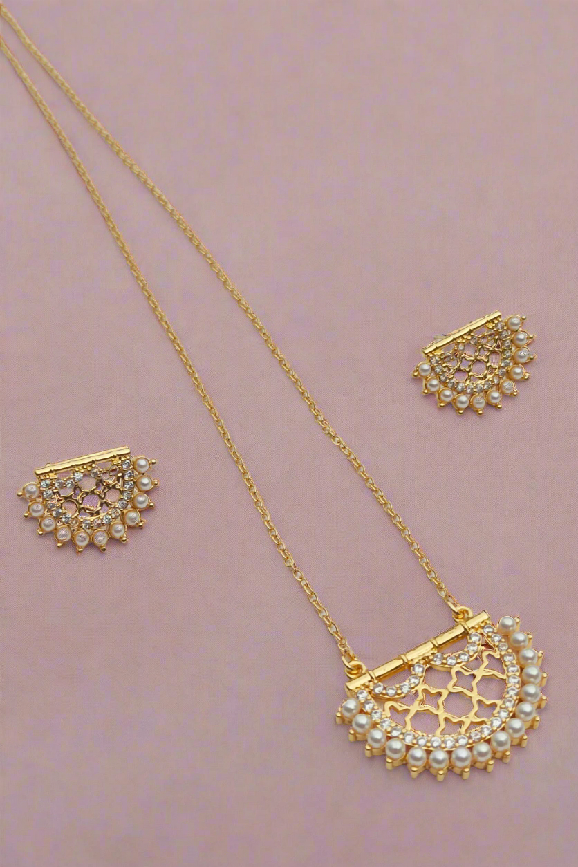 Goldent ethnic pendant set