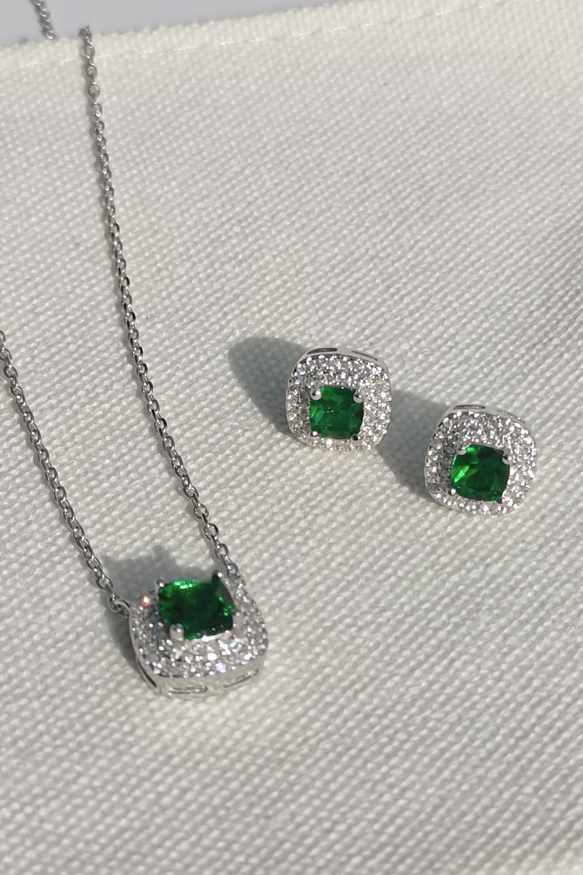 Emerald Stone in 925 Sterling Silver set