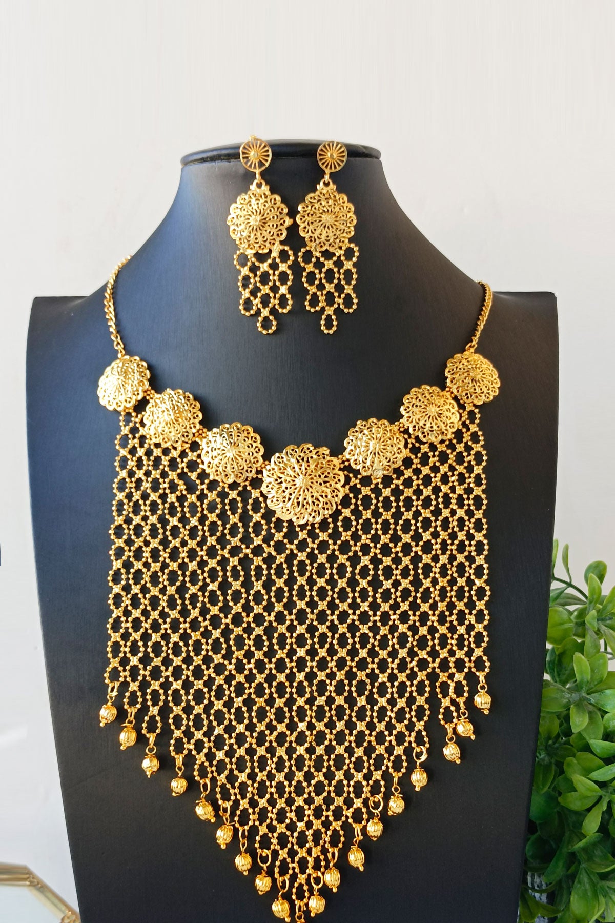 Sultana Pendant Set in Golden