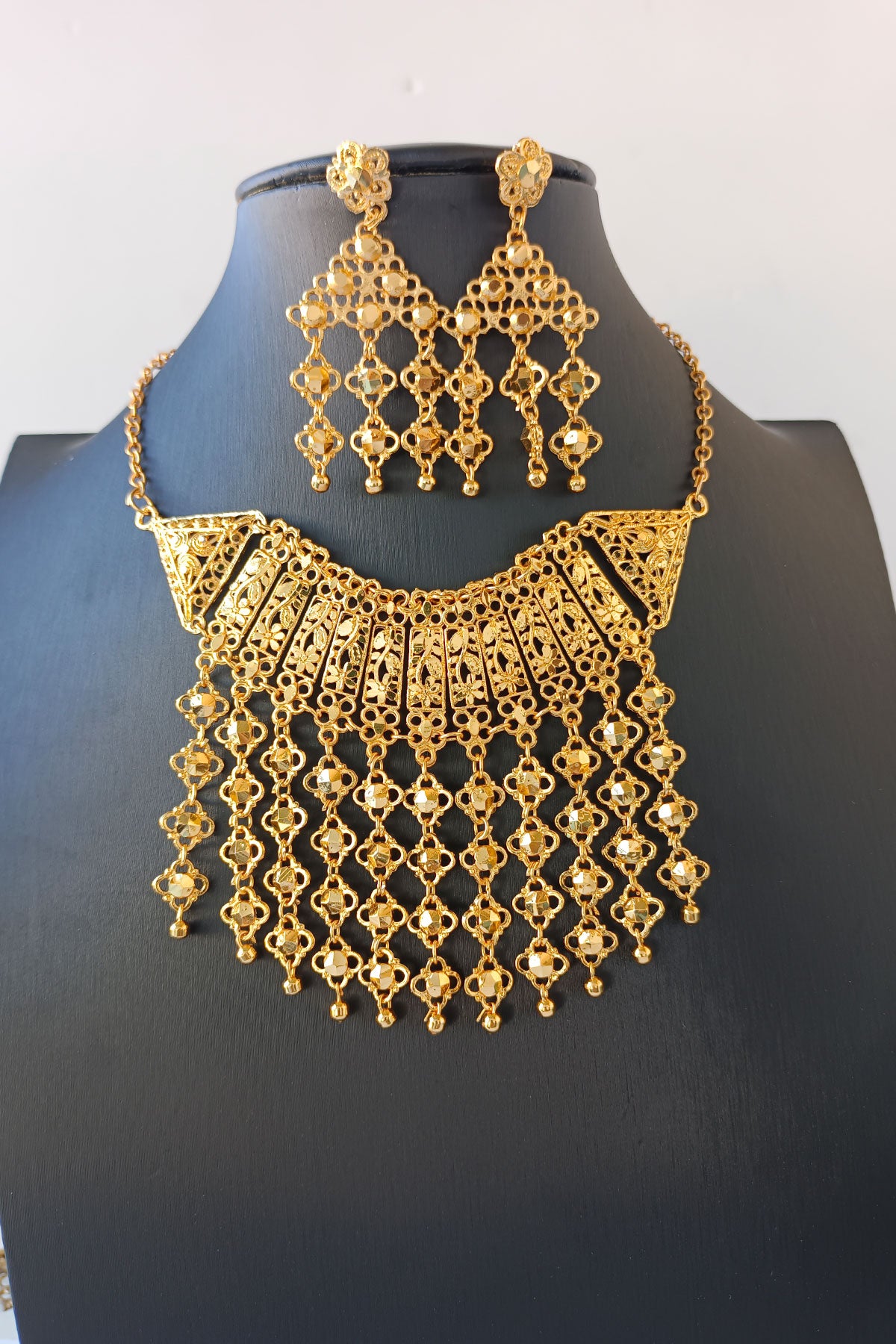 Nurul Necklace Set in Golden