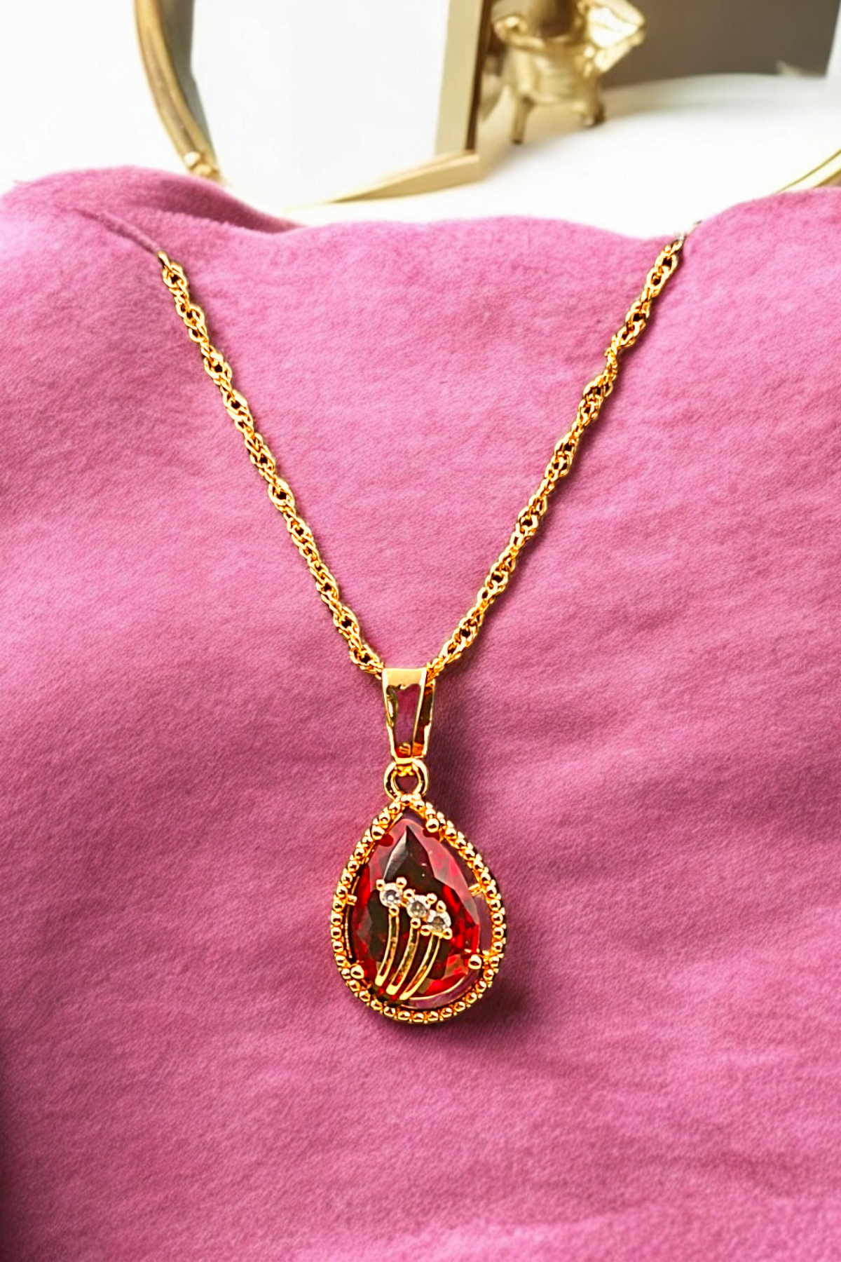 Golden Rosa pendant and bracelet set