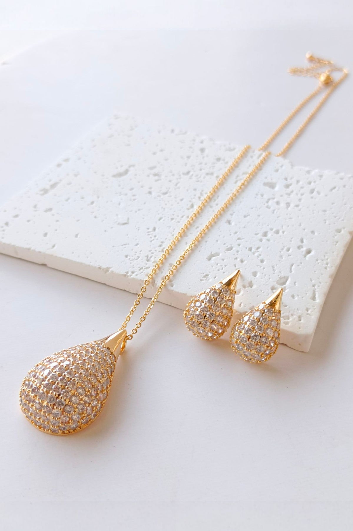 stone studded pendant set