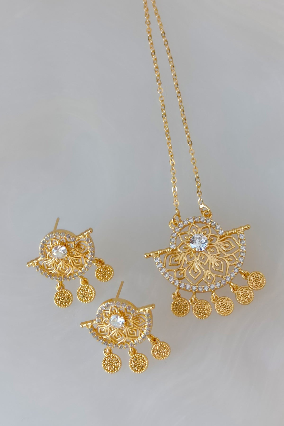 Traditional pendant set