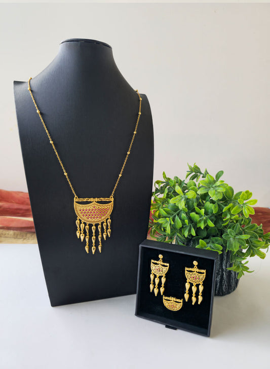 Gold necklace set