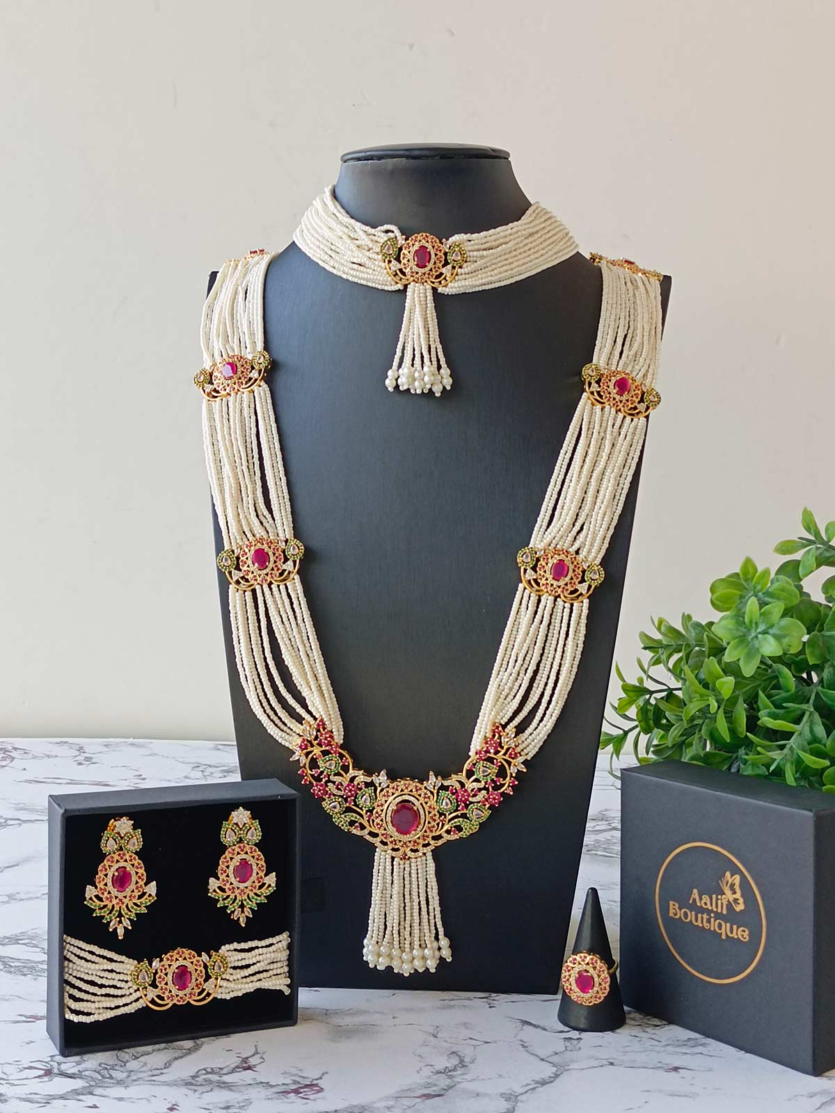 Luxurious Pearl and Gold Jewelry Set