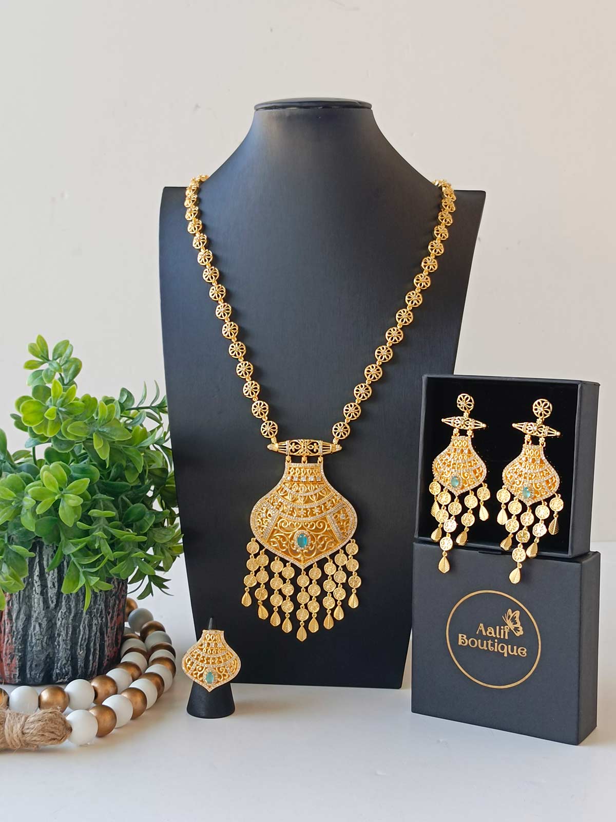 Ladies' gold necklace set