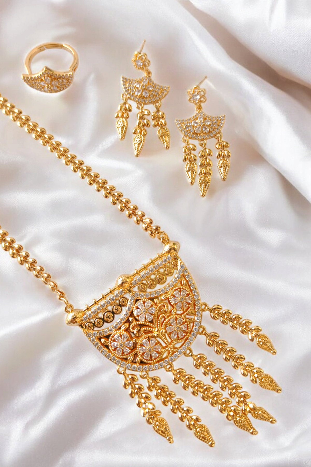 Faiha Hilal Necklace Set front side