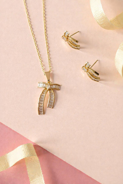 Nafisa pendant set in Golden