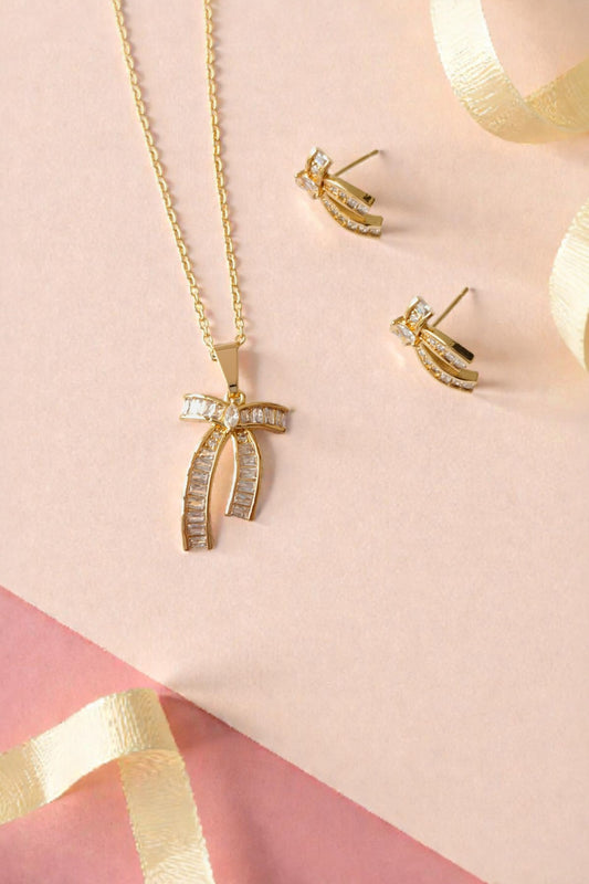 Nafisa pendant set in Golden