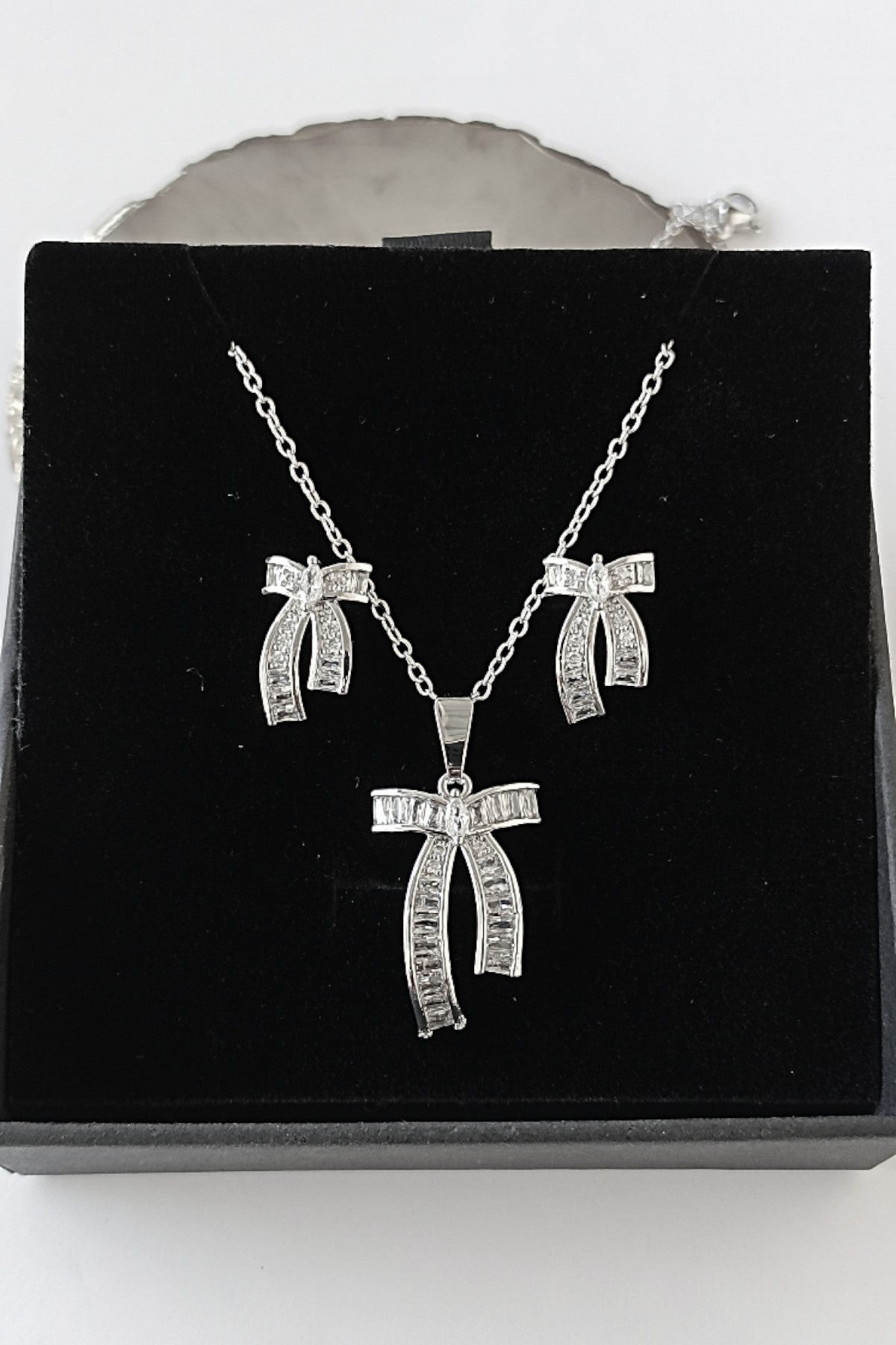 Nafisa pendant set in Silver