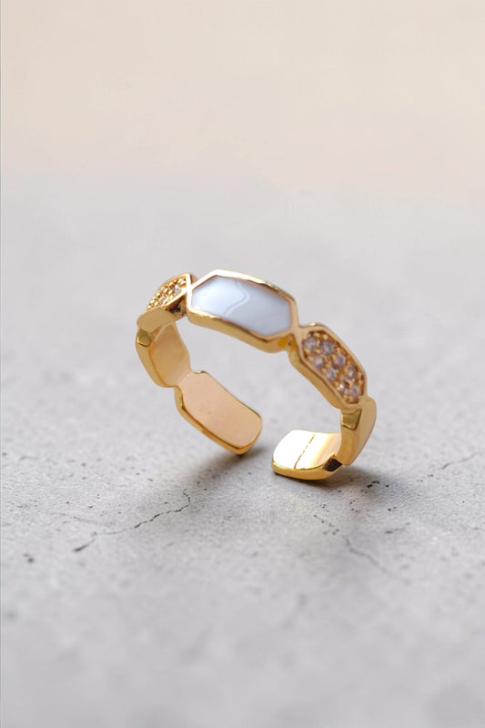Hadil adjustable ring in golden