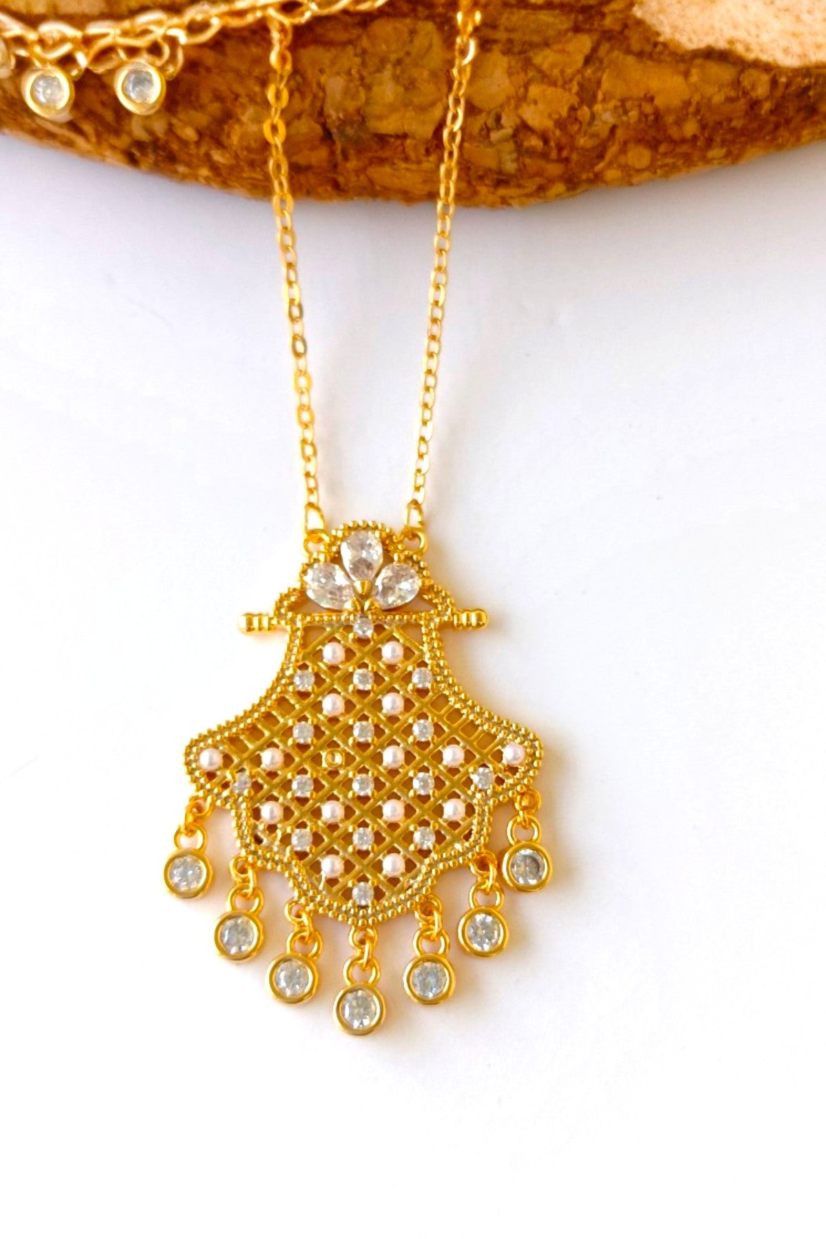 Oula pendant set in golden