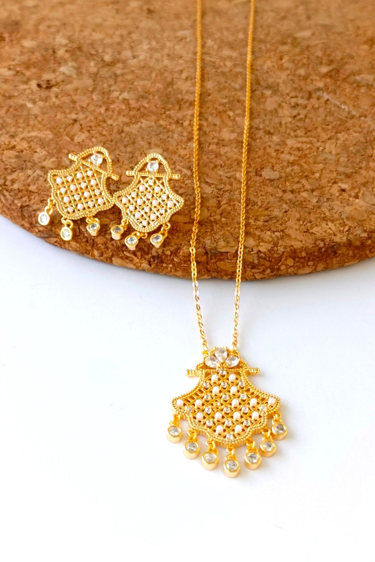 Oula pendant set in golden