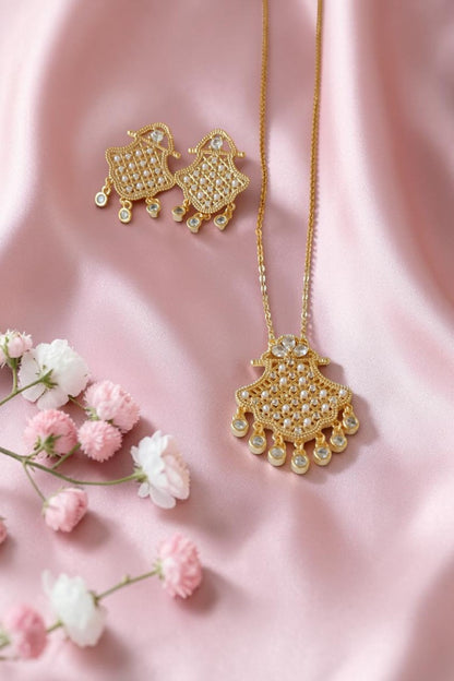 Oula pendant set in golden